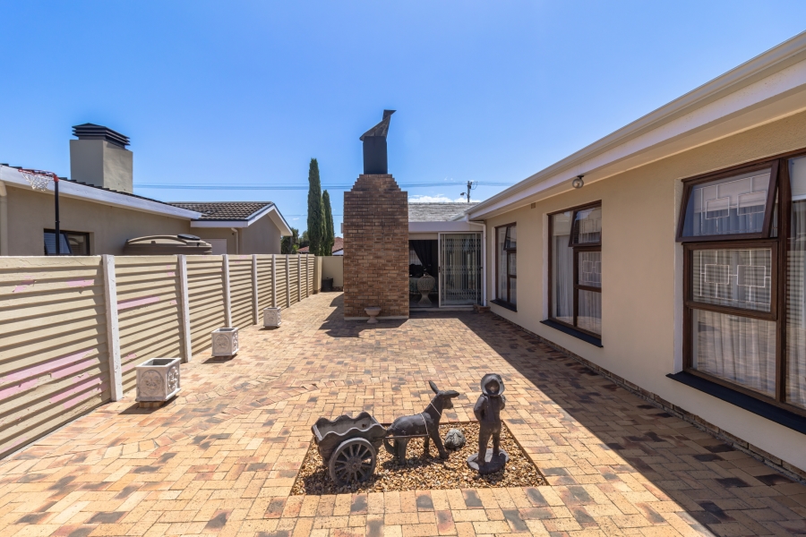 4 Bedroom Property for Sale in Goodwood Park Western Cape